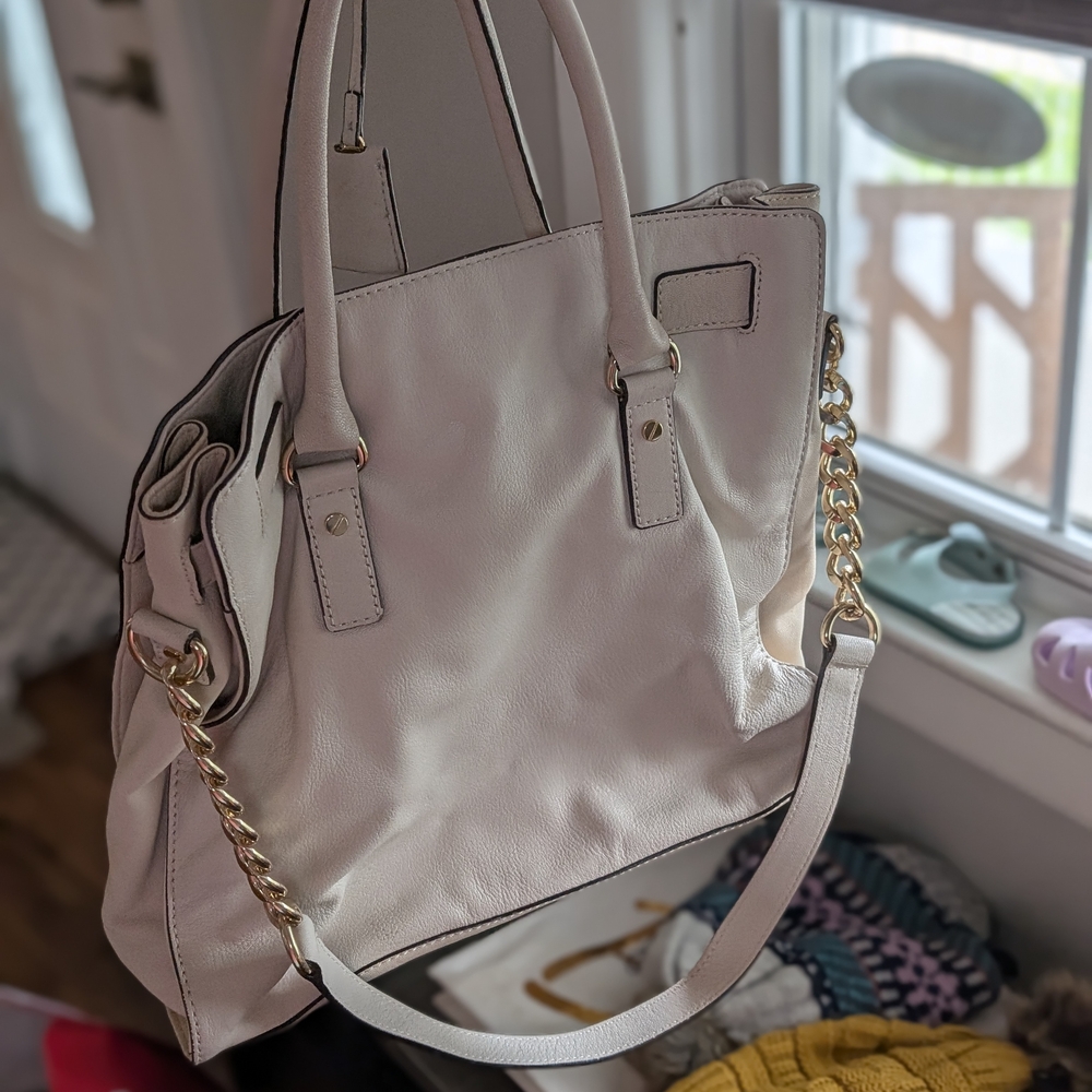 Elegant Cream Handbag with Gold Chain